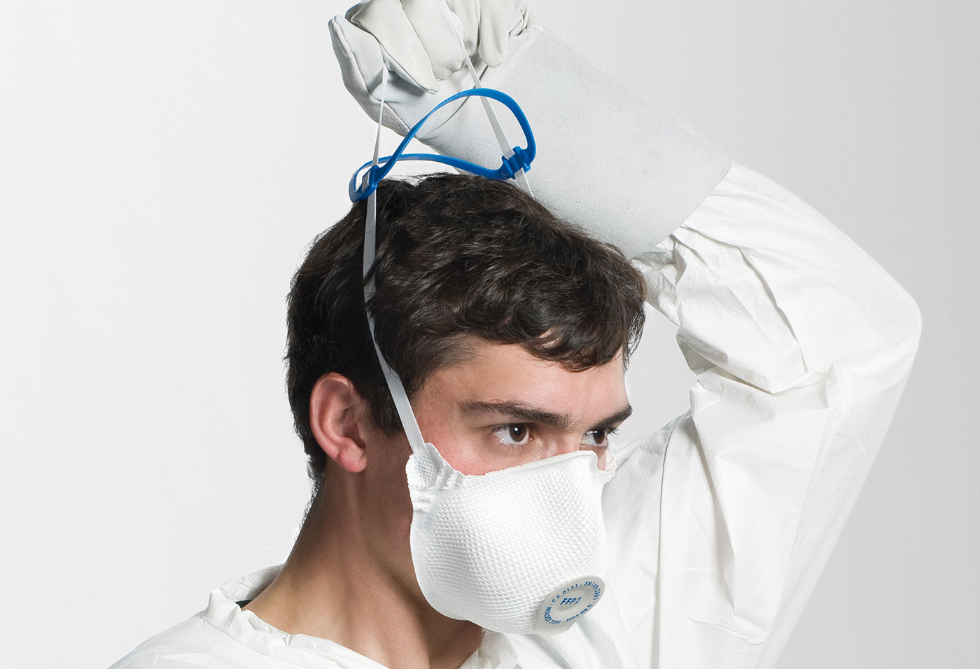Person setzt Smart Solo FFP Atemschutzmaske auf