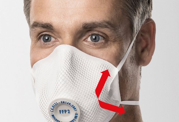Person trägt eine Moldex Atemschutzmaske mit durchgehender Bebänderung