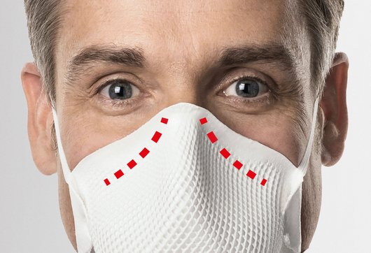 FFP Atemschutzmaske mit ActivForm Person trägt eine Atemschutzmaske mit ActivForm