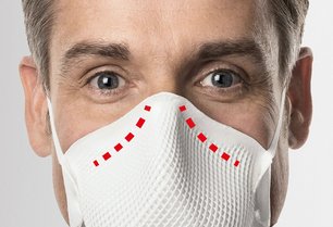 FFP Atemschutzmaske mit ActivForm Person trägt eine Atemschutzmaske mit ActivForm
