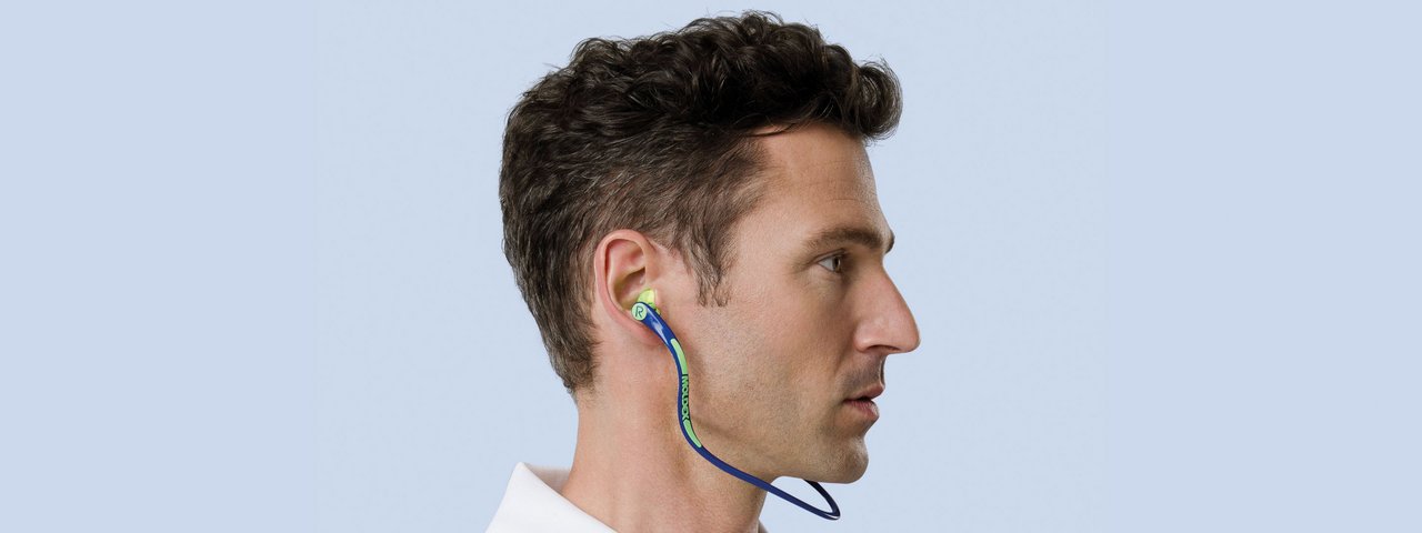 Mann mit Gehörschutzbügel